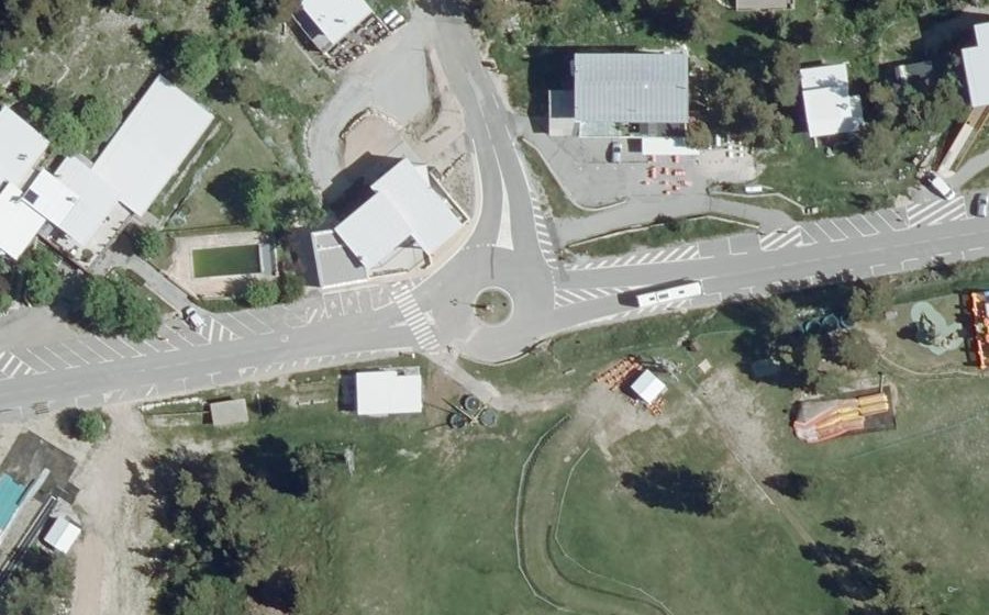 Vue aérienne du Rond-point anonyme n°174649403