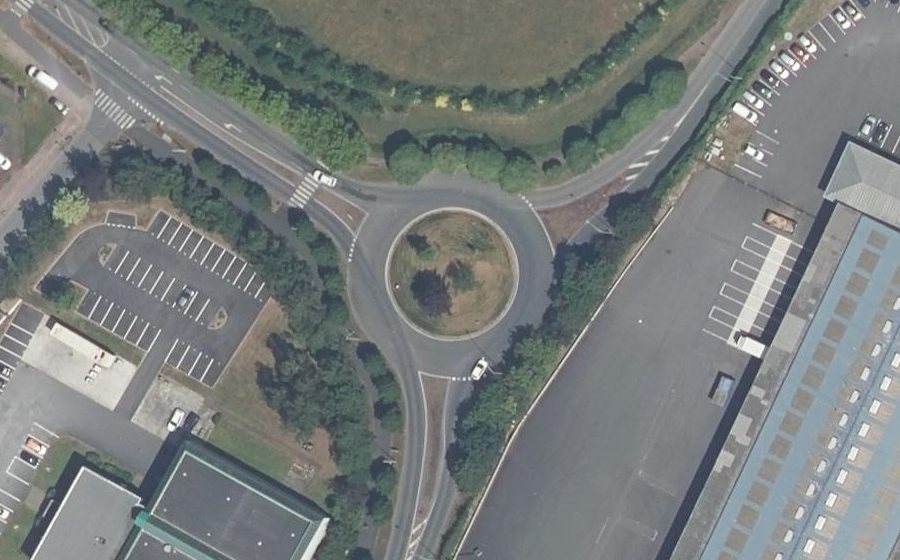 Vue aérienne du Rond-point anonyme n°174654913