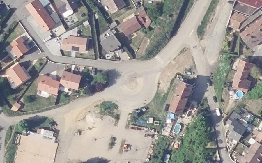 Vue aérienne du Rond-point anonyme n°174670292
