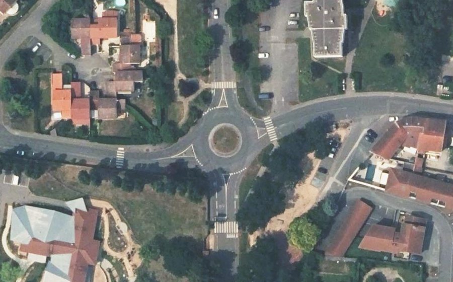 Vue aérienne du Rond-point anonyme n°174673379