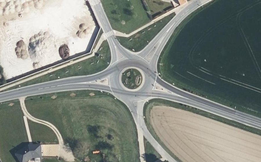 Vue aérienne du Rond-point anonyme n°174692130