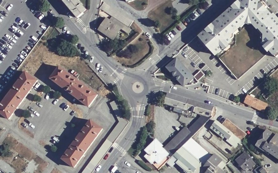 Vue aérienne du Rond-point anonyme n°174698110