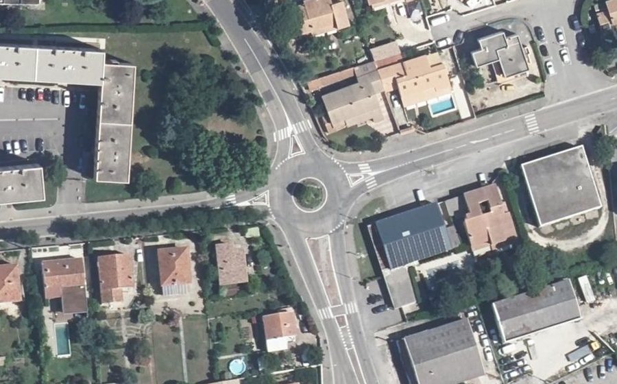 Vue aérienne du Rond-point anonyme n°174717248