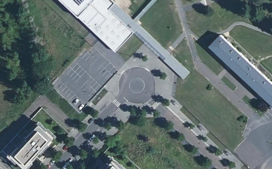 Vue aérienne du Rond-point anonyme n°174730789