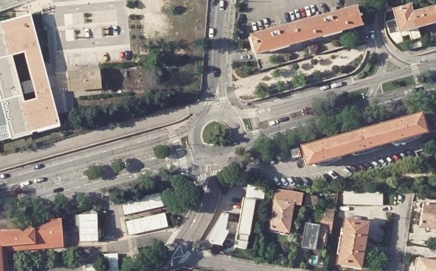 Vue aérienne du Rond-point anonyme n°174736149
