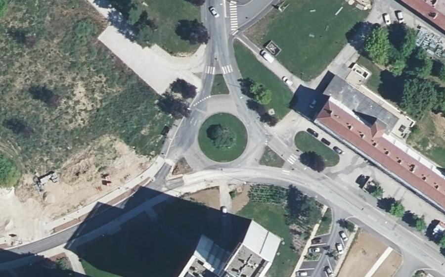 Vue aérienne du Rond-point anonyme n°174737160