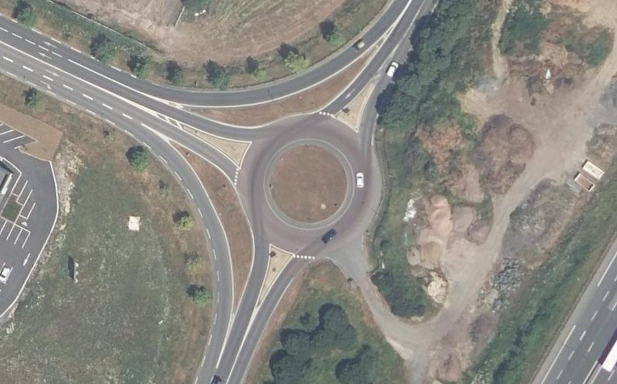 Vue aérienne du Rond-point anonyme n°174737859