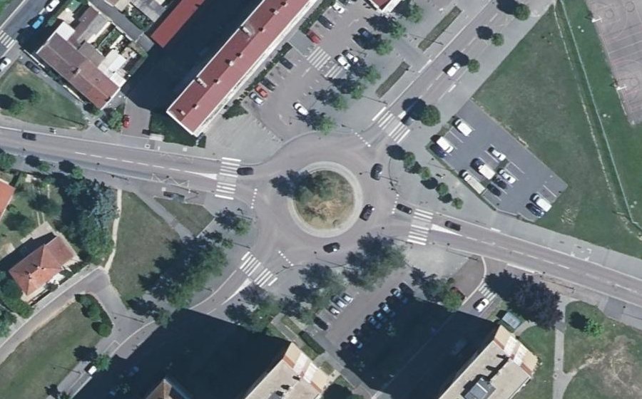 Vue aérienne du Rond-point anonyme n°174738258
