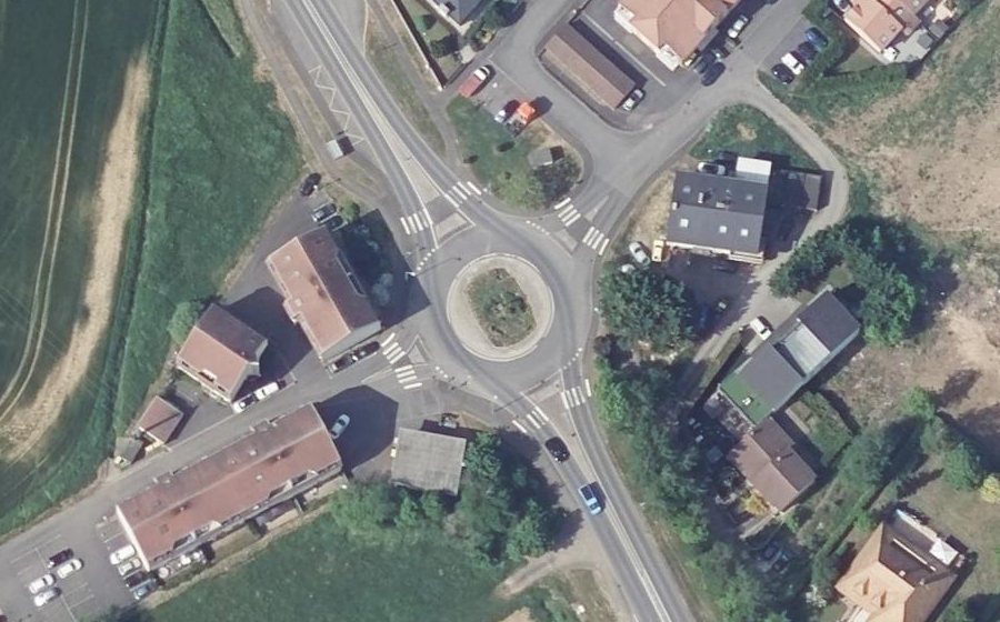Vue aérienne du Rond-point anonyme n°174742856
