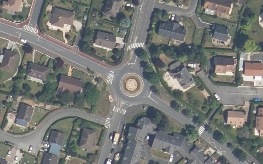 Vue aérienne du Rond-point anonyme n°174748432