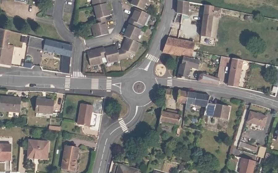 Vue aérienne du Rond-point anonyme n°174748448