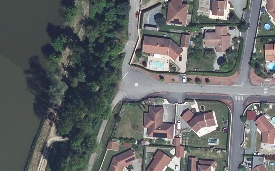Vue aérienne du Rond-point anonyme n°174749430