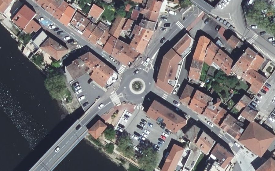 Vue aérienne du Rond-point anonyme n°174764784