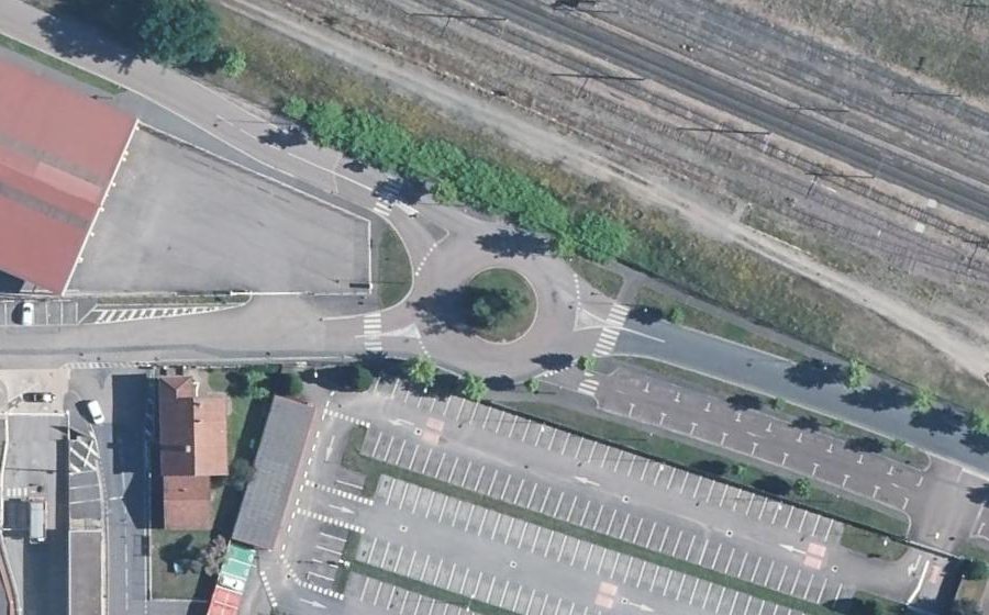 Vue aérienne du Rond-point anonyme n°174774601