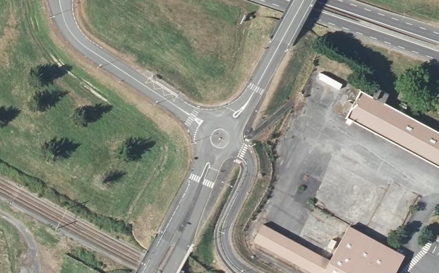 Vue aérienne du Rond-point anonyme n°174805727