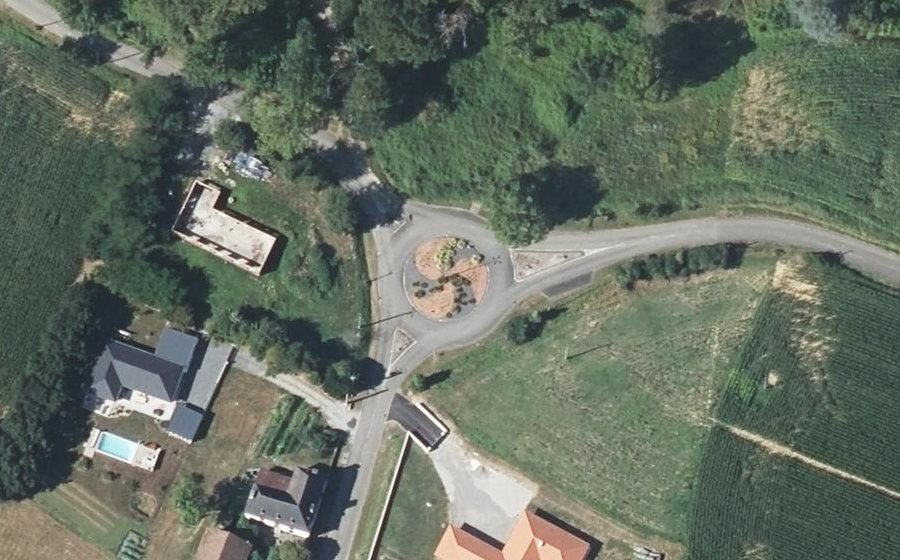 Vue aérienne du Rond-point anonyme n°174805732
