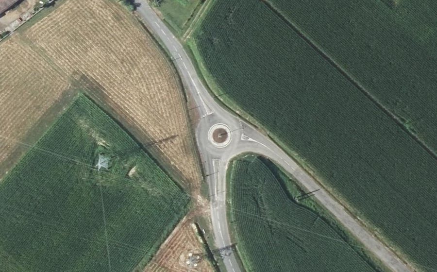 Vue aérienne du Rond-point anonyme n°174805734