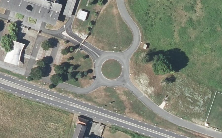 Vue aérienne du Rond-point anonyme n°174805744