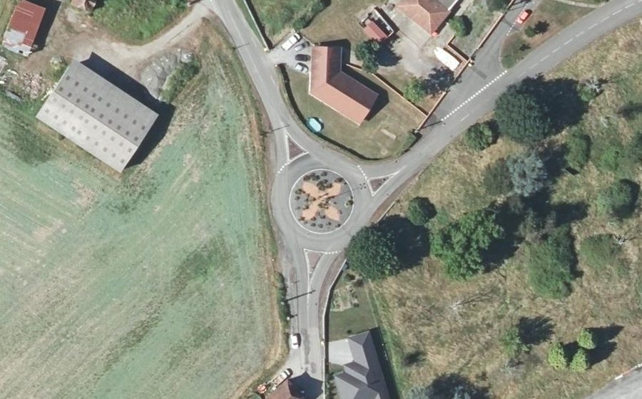Vue aérienne du Rond-point anonyme n°174805746