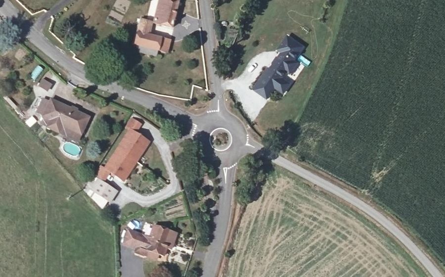 Vue aérienne du Rond-point anonyme n°174812546