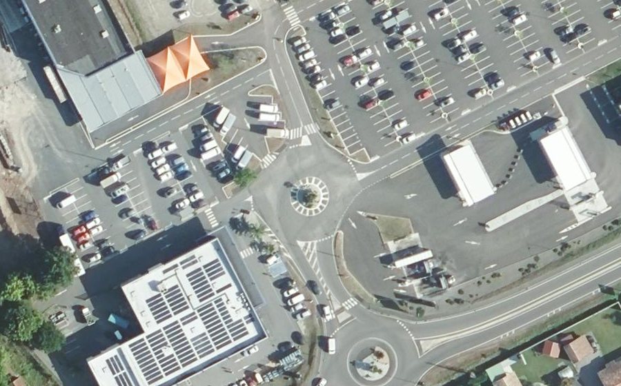 Vue aérienne du Rond-point anonyme n°174831332