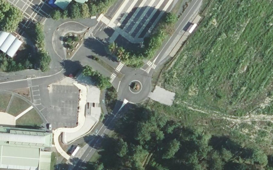 Vue aérienne du Rond-point anonyme n°174831344