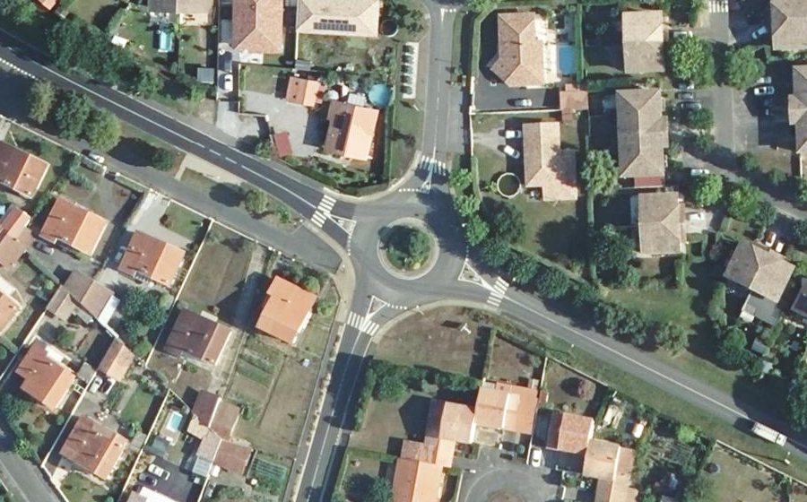 Vue aérienne du Rond-point anonyme n°174831360