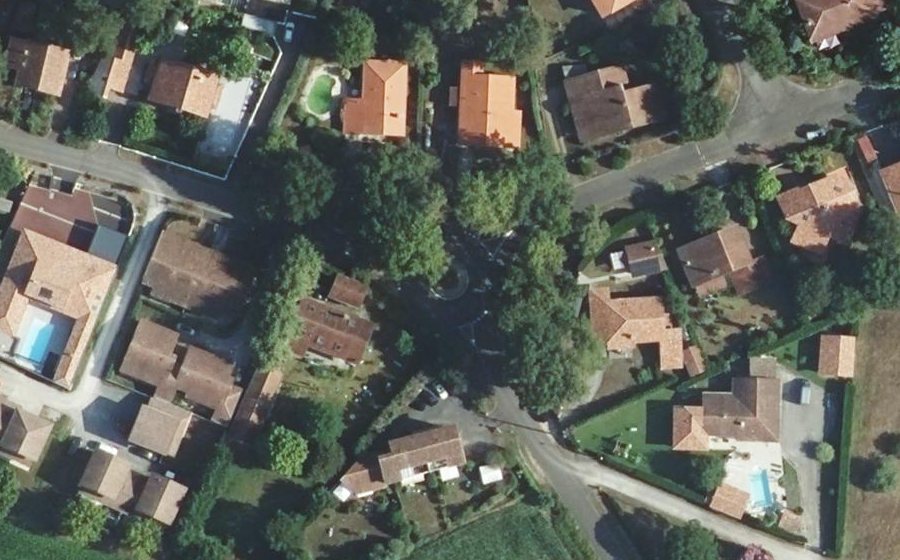 Vue aérienne du Rond-point anonyme n°174831366