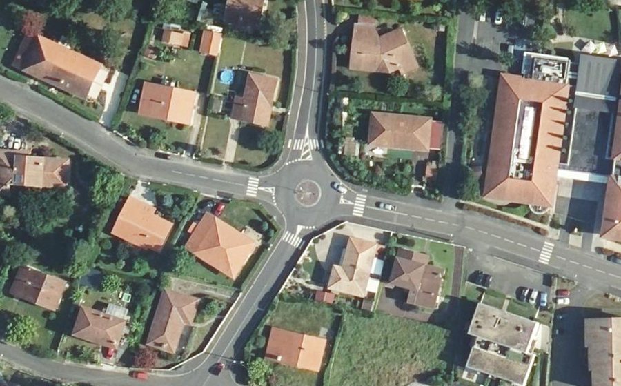 Vue aérienne du Rond-point anonyme n°174831375