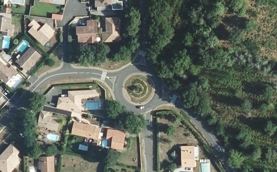 Vue aérienne du Rond-point anonyme n°174831422