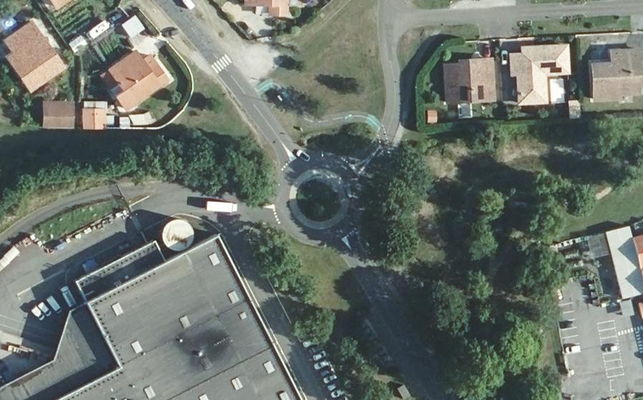 Vue aérienne du Rond-point anonyme n°174831434