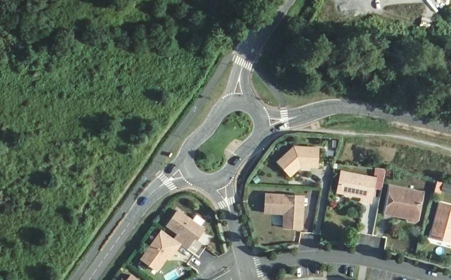 Vue aérienne du Rond-point anonyme n°174831450