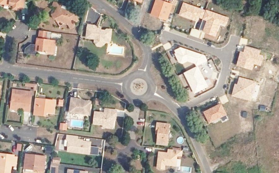 Vue aérienne du Rond-point anonyme n°174848285