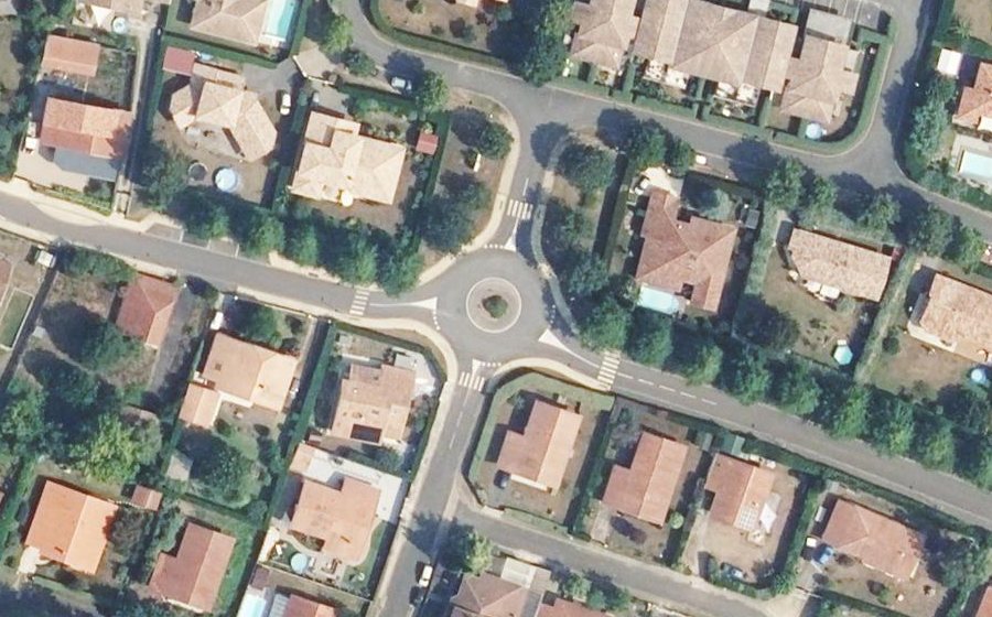 Vue aérienne du Rond-point anonyme n°174848293