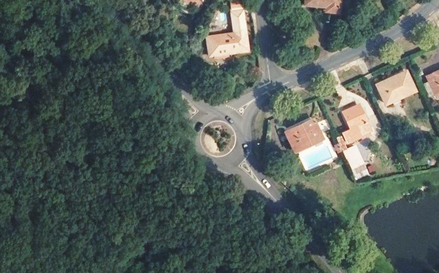 Vue aérienne du Rond-point anonyme n°174848316