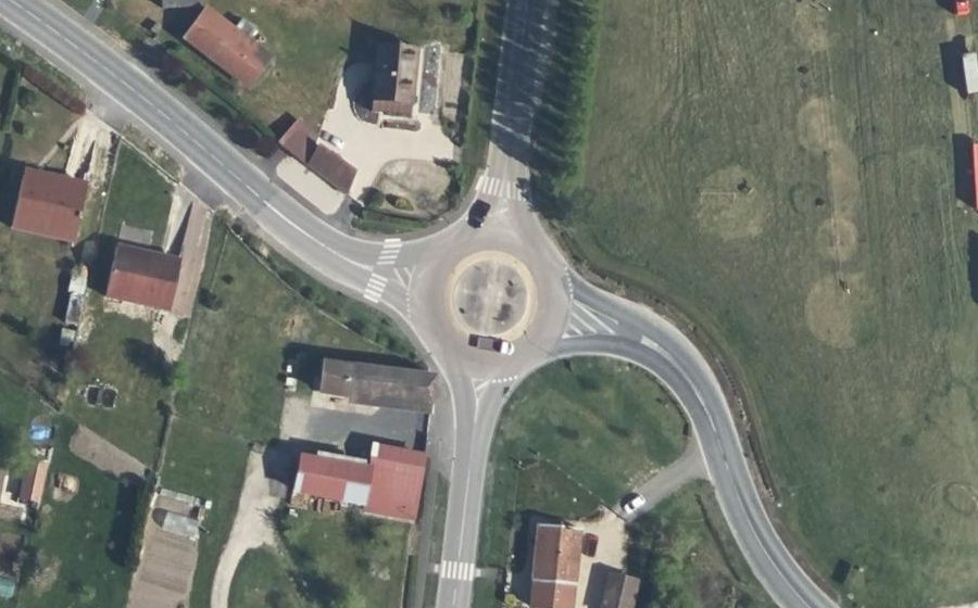 Vue aérienne du Rond-point anonyme n°174889829
