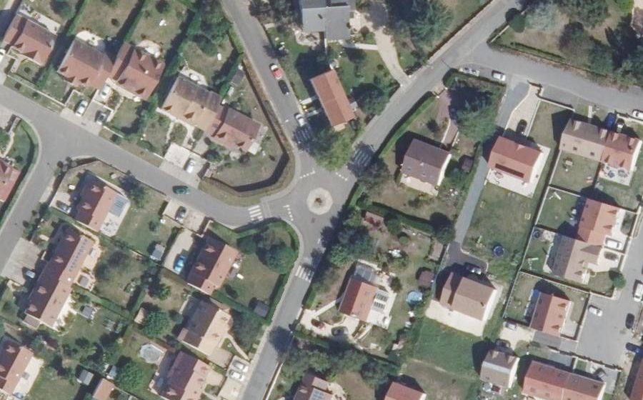 Vue aérienne du Rond-point anonyme n°174900570