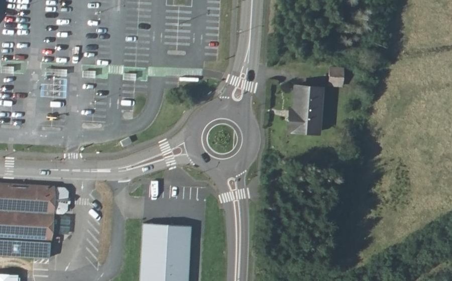 Vue aérienne du Rond-point anonyme n°174932463