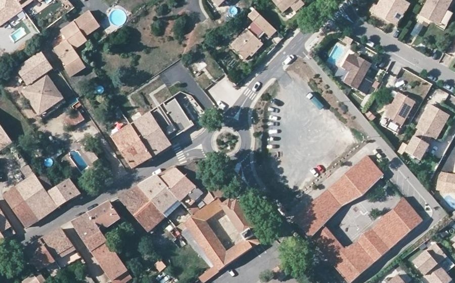 Vue aérienne du Rond-point anonyme n°174970414