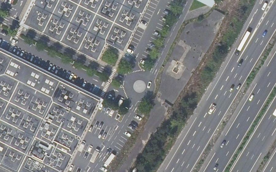 Vue aérienne du Rond-point anonyme n°174980329