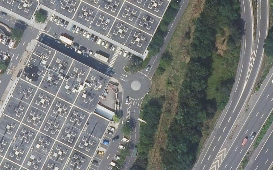 Vue aérienne du Rond-point anonyme n°174980331