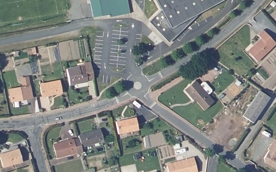 Vue aérienne du Rond-point anonyme n°174986020