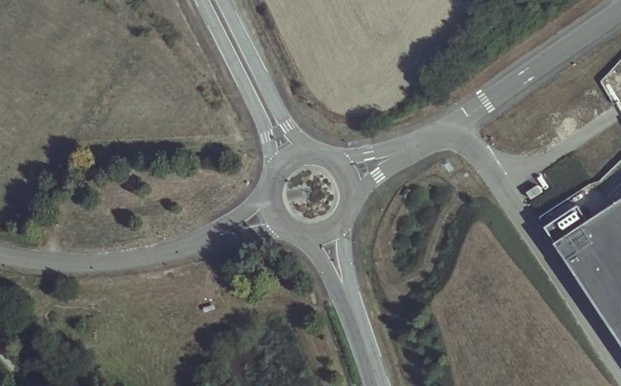 Vue aérienne du Rond-point anonyme n°175093954