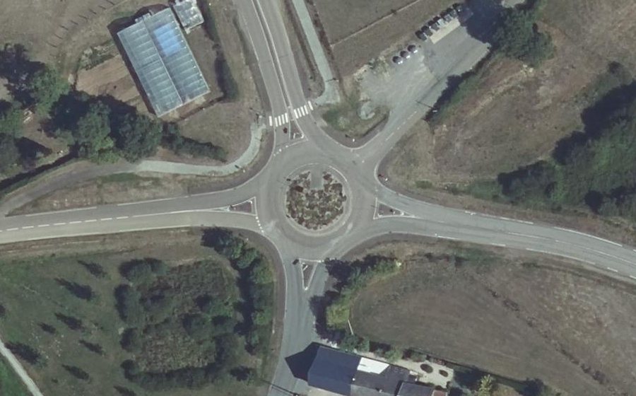 Vue aérienne du Rond-point anonyme n°175093956