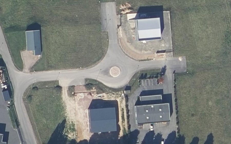 Vue aérienne du Rond-point anonyme n°175124704