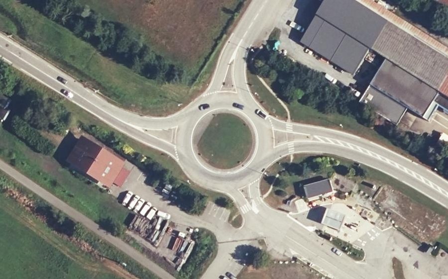 Vue aérienne du Rond-point anonyme n°175157290
