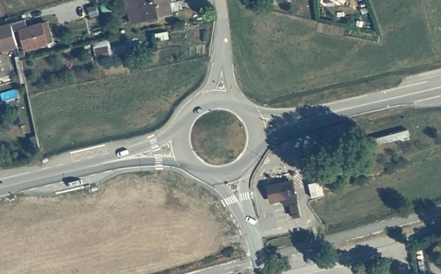 Vue aérienne du Rond-point anonyme n°175157854