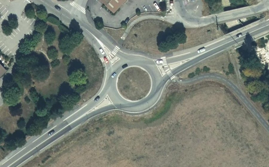 Vue aérienne du Rond-point anonyme n°175160286