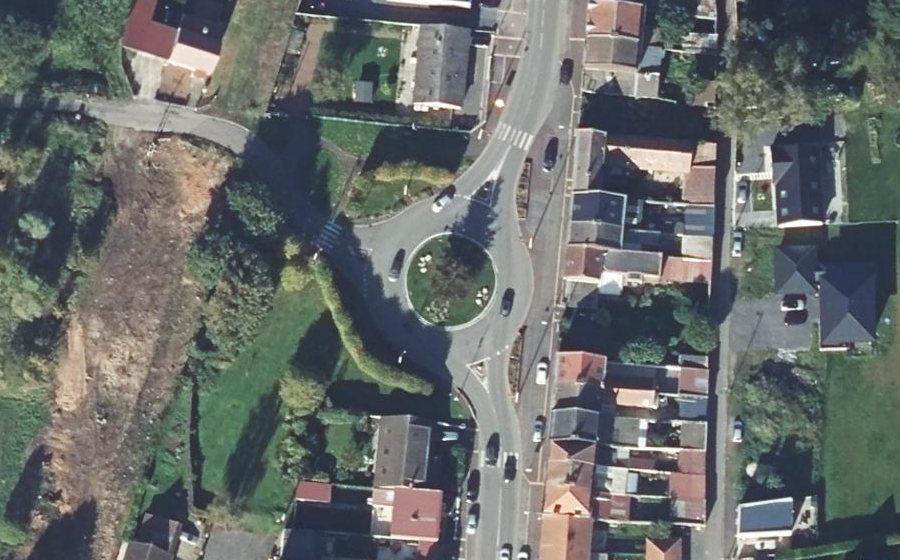 Vue aérienne du Rond-point anonyme n°175186243