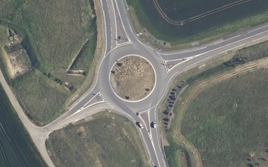 Vue aérienne du Rond-point anonyme n°175228695